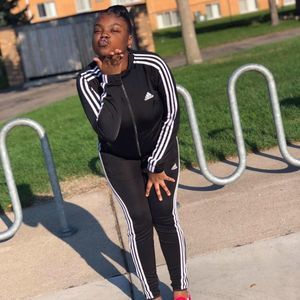 Meet your Posher, Nini